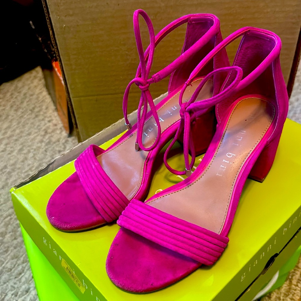 EUC Gianni Bini Suede Heels